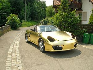 Porsche vor dem Abtransport zum Lackieren