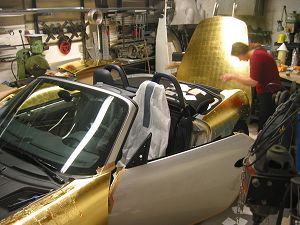 Das Auto nimmt die ganze Werkstatt ein.