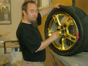 Sehr kniffelig: das Vergolden der Felgen