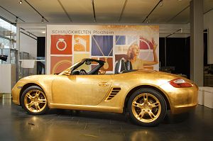 Der goldene Porsche Boxter im Eingangsbereich